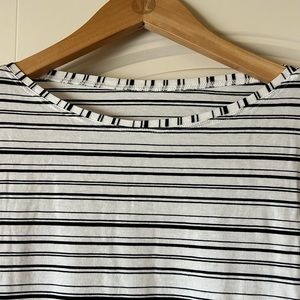 Lululemon EUC Back in Action size 10 LA shirt Black and White.